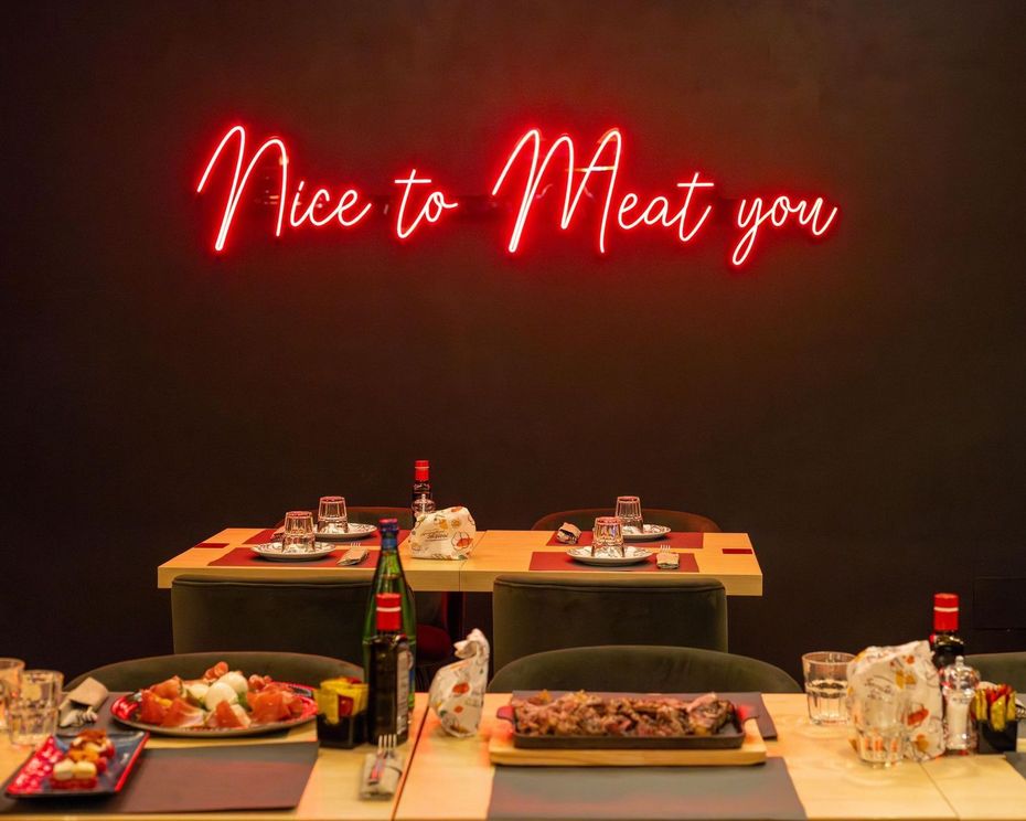 Insegna al neon con la scritta