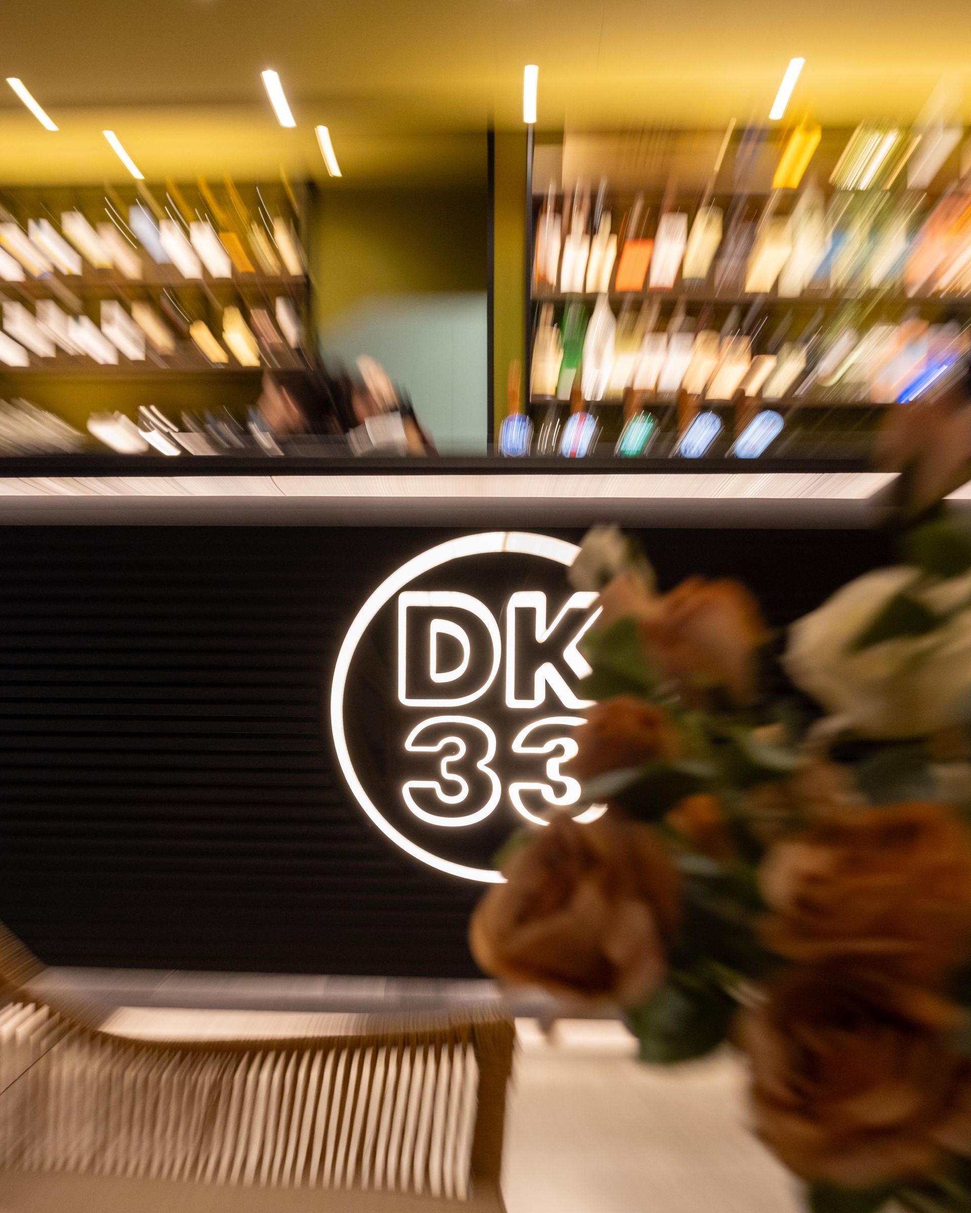 Interno sfocato di un bar o di una caffetteria con un'insegna luminosa