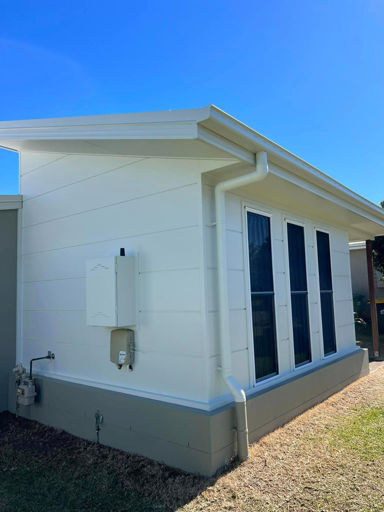 A White House with A Blue Sky in The Background — Darren Smith Painting Pty Ltd in Mackay, QLD