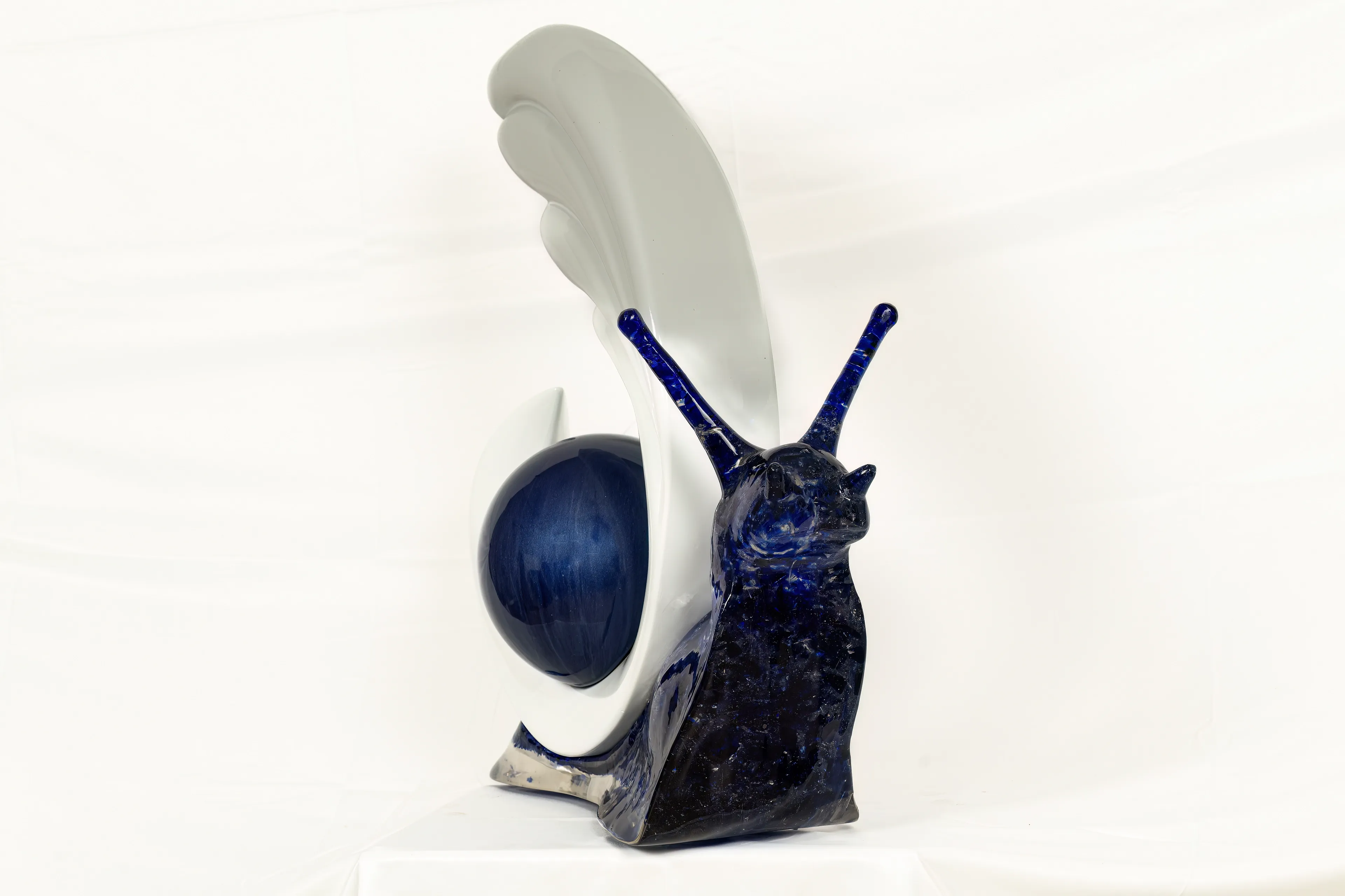 Scultura di chiocciola in resina, gesso ceramico. Opera di design di Guerino Rusconi.