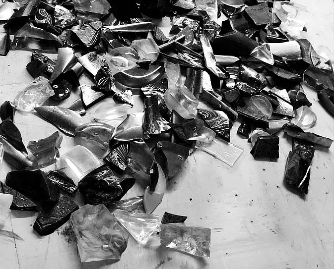 Pezzi di vetro misto Pezzi di vetro con forme irregolare, materiale che Guerino Rusconi artigiano e artista italiano utilizza per la creazione delle sue opere in resina epossidica.