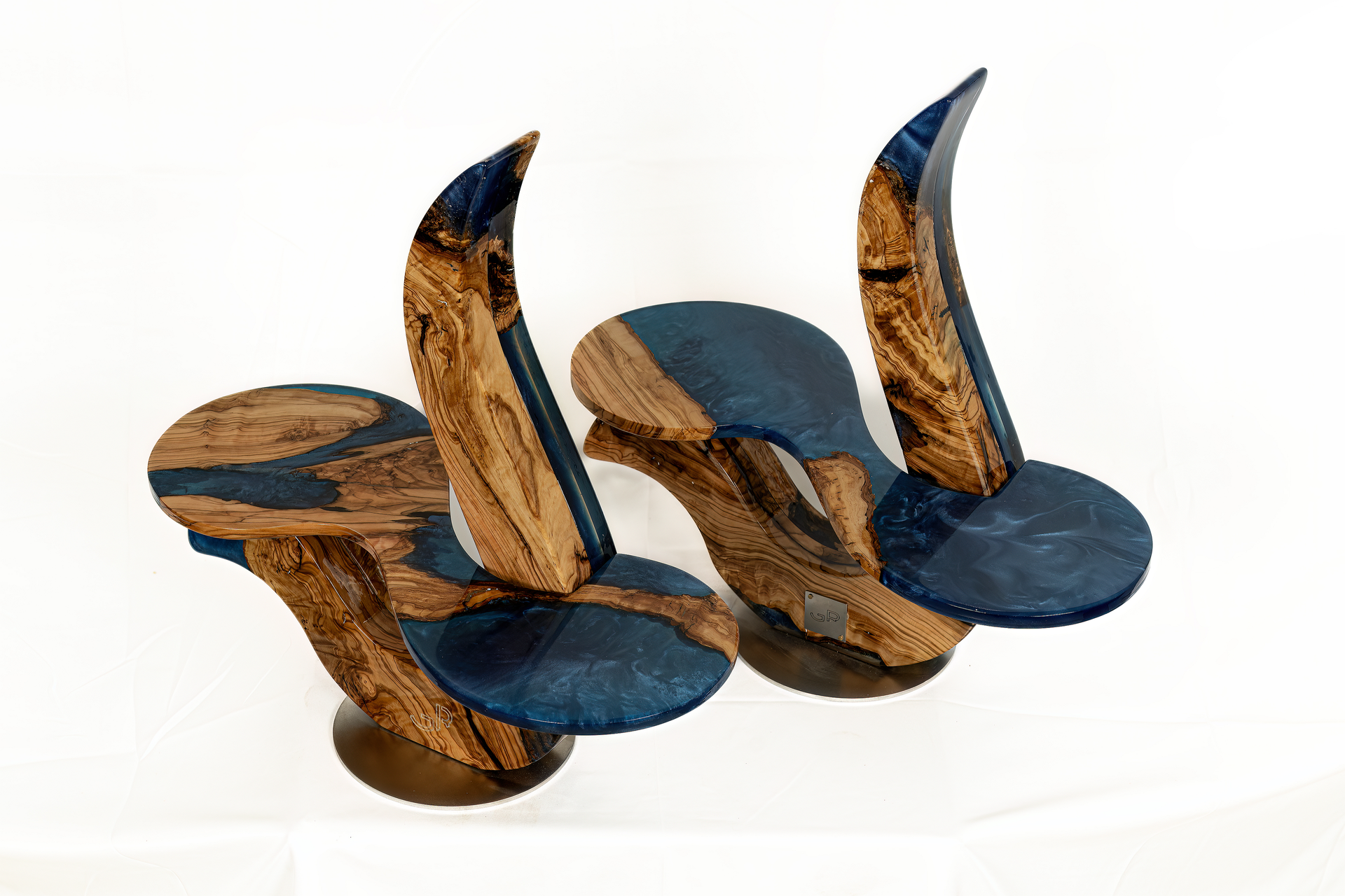 Coppia di portapiatti, scultura funzionale in resina e legno di Guerino Rusconi.