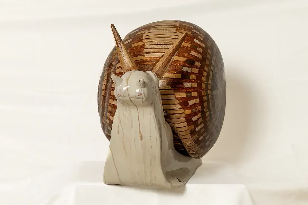 Scultura di chiocciola in resina, gesso ceramico e tasselli di legno dell'artista Guerino Rusconi in esposizione alla mostra 