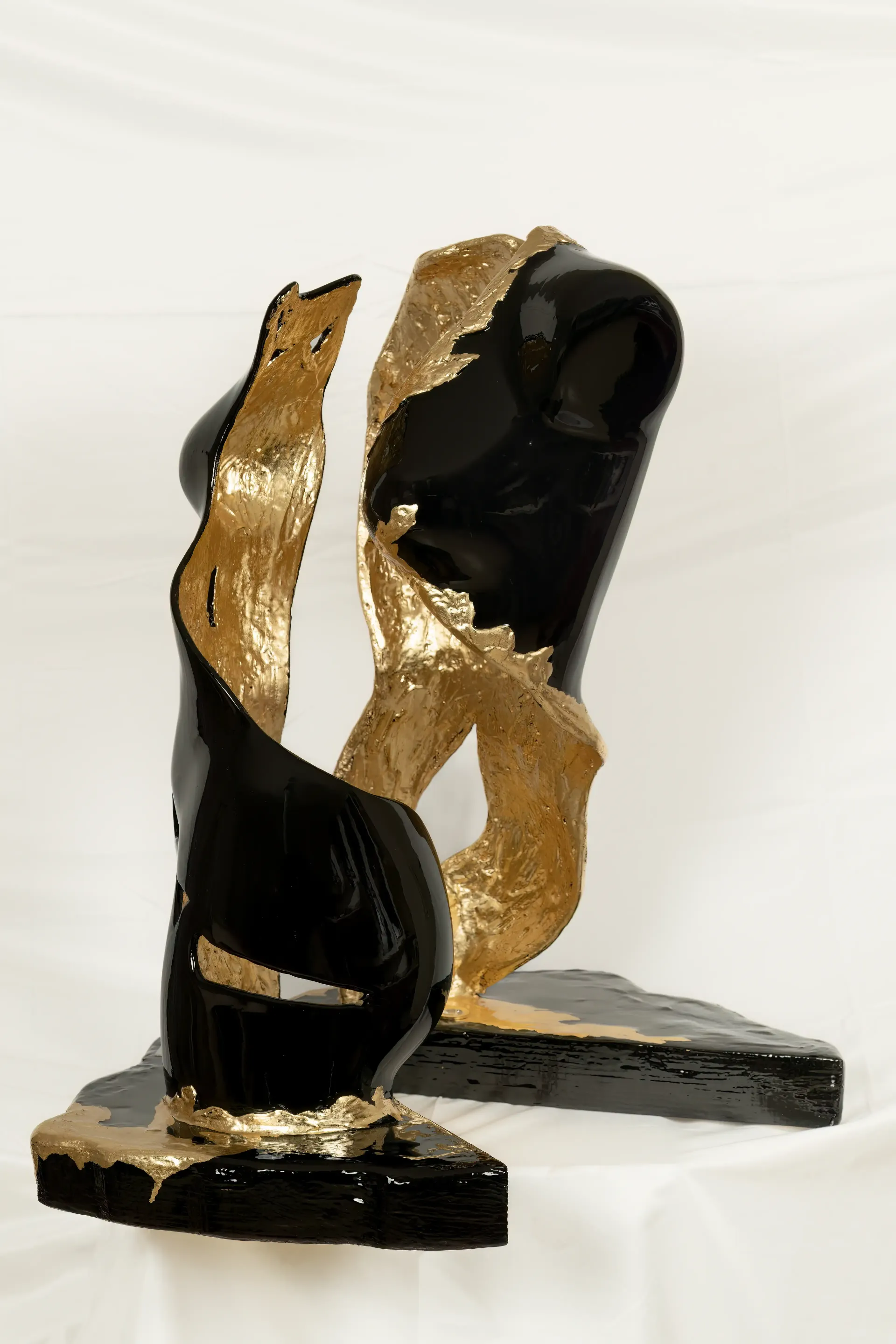 Scultura torso femminile astratto cava in resina nera e foglia d'oro di Guerino Rusconi.