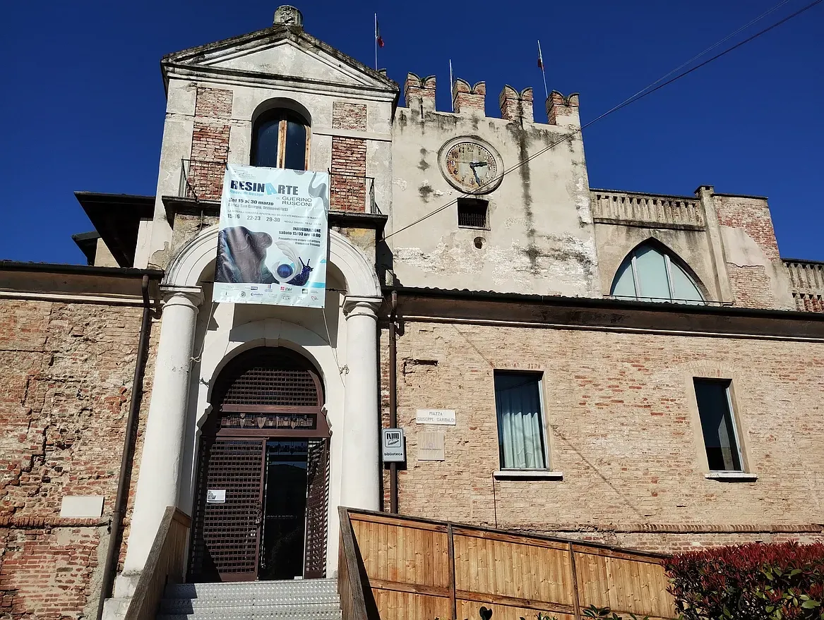 Entrata della mostra ResinArte - Rocca di San Giorgio - Orzinuovi Entrata storica della Rocca di San Giorgio a Orzinuovi Brescia con manifesto della mostra ResinArte 2025 di Guerino Rusconi