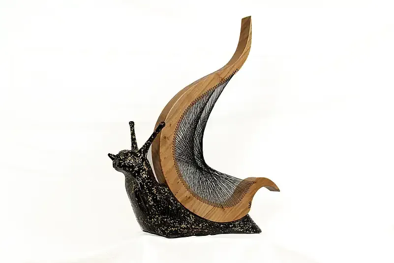 Chiocciola in resina epossidica, legno e leghe metalliche Scultura in resina di una chiocciola realizzata dall'artista Guerino Rusconi con conchiglia realizzata in legno chiaro e fili metallici intrecciati.
