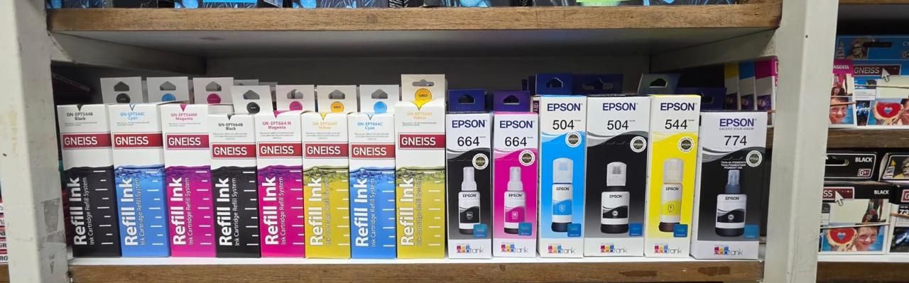 Librería moderna con insumos de oficina y papelería ordenados