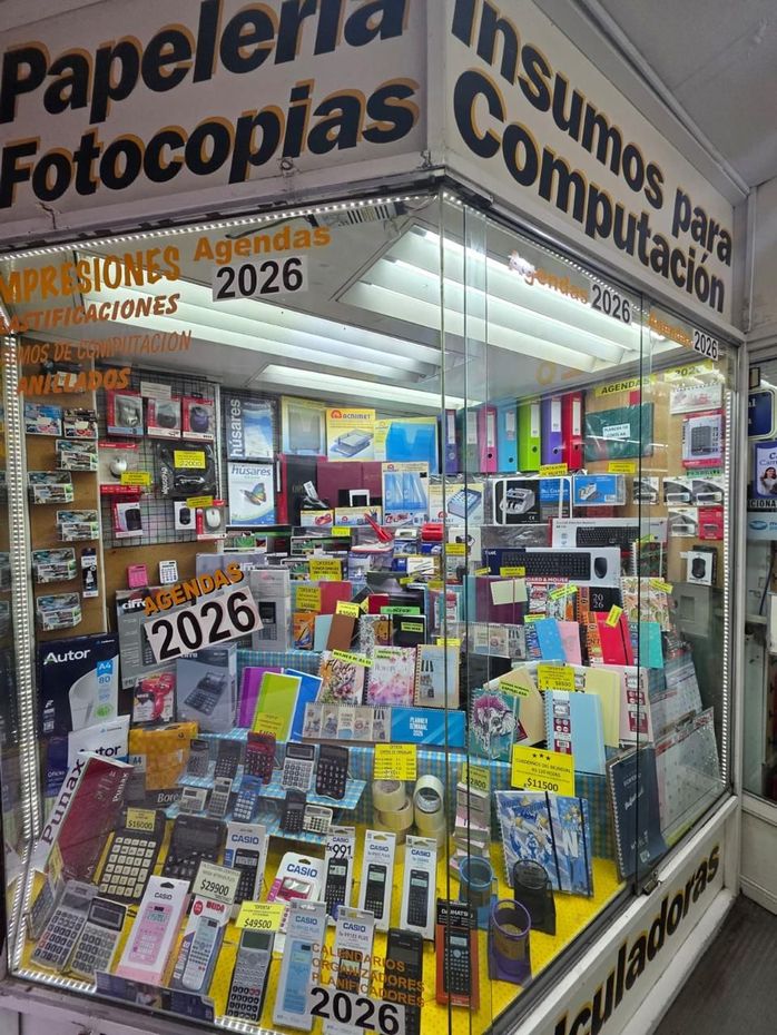 Mostrador de Librería Sistesa con insumos de oficina y atención ágil