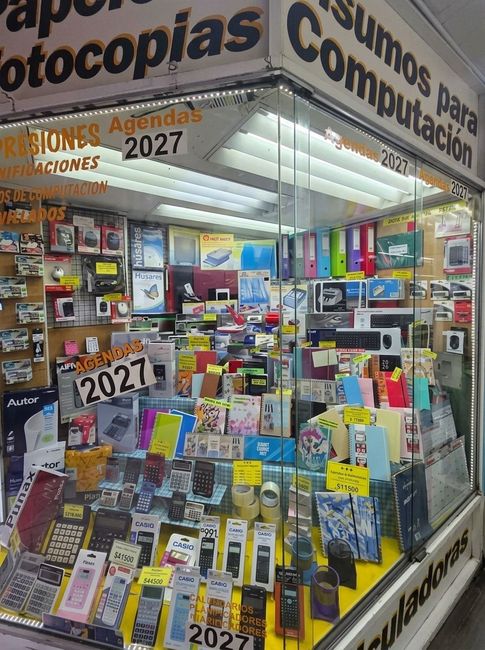 Interior luminoso de Librería Sistesa con estanterías de papelería y tecnología