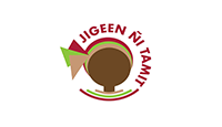 Logo de Jigeen Ni Tamit : silhouette brune d'une tête de personne avec un foulard rouge et vert, texte.