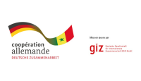 Logo de la Coopération allemande au développement avec les drapeaux de l'Allemagne et du Sénégal, plus le logo « GIZ ».