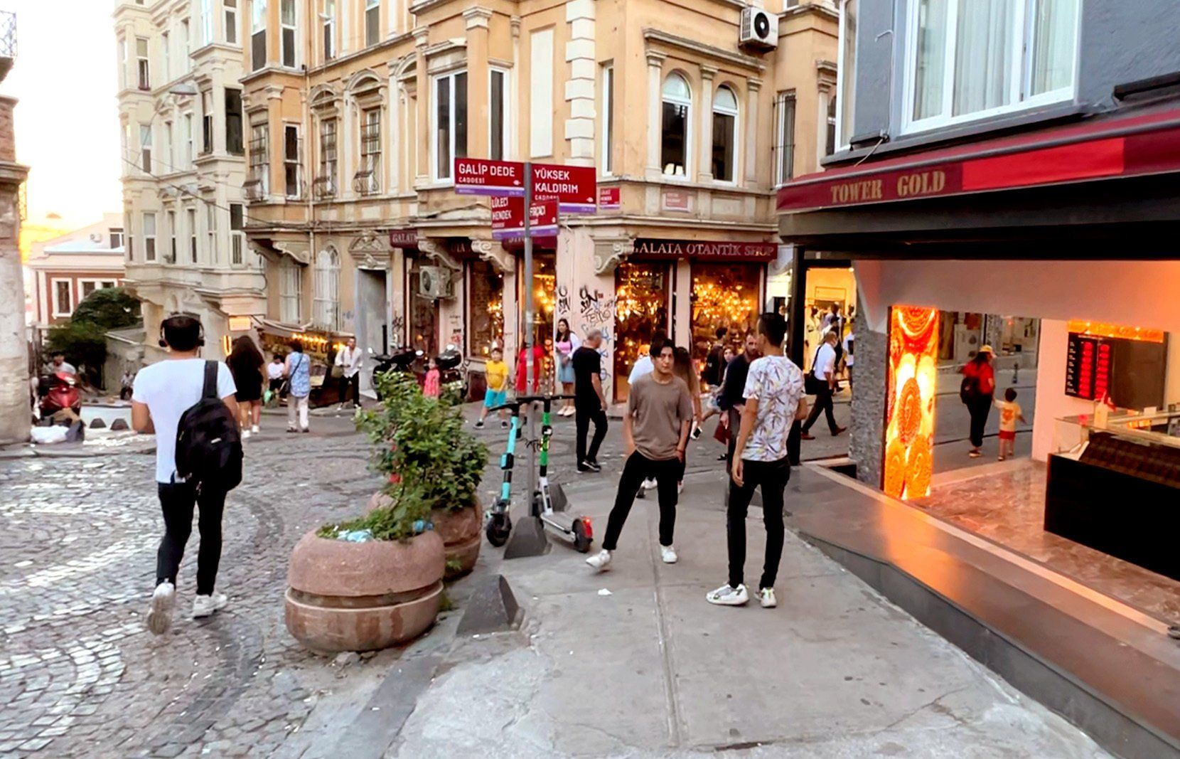 steep-street-in-istanbul