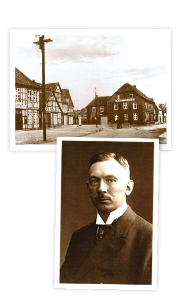 Sepiafarbene Collage, die eine historische Straße mit Fachwerkhäusern über einem Porträt eines Mannes im Anzug zeigt.