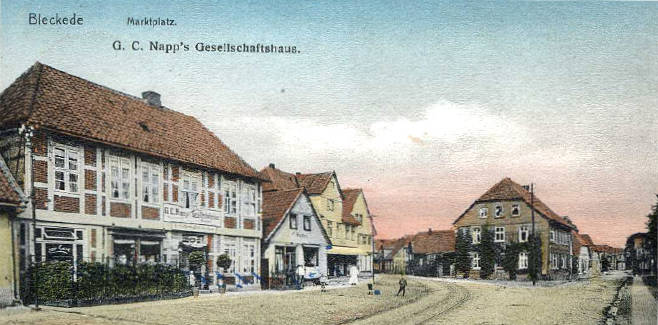 Eine kolorierte historische Ansichtskarte einer Straße in Bleckede, Deutschland, mit Fachwerkhäusern und einer ruhigen Straße.