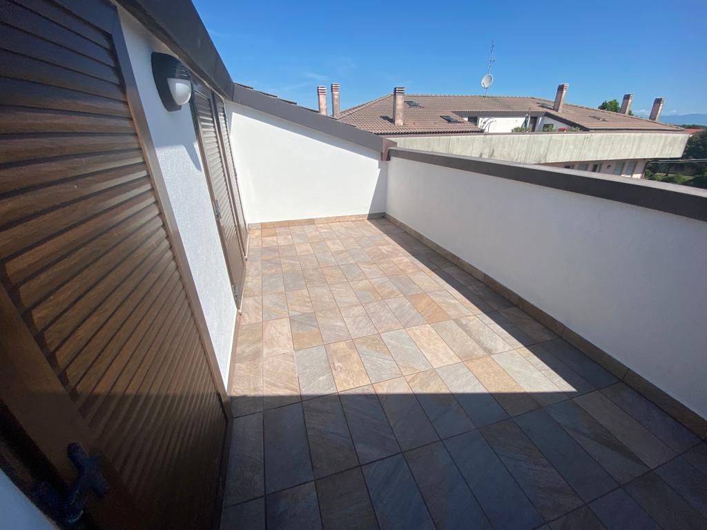 Rifacimento terrazza.
Impermeabilizzazione, tinteggiatura, tinteggiatura esterna terrazzo, nuova pavimentazione con piastrelle gres.
