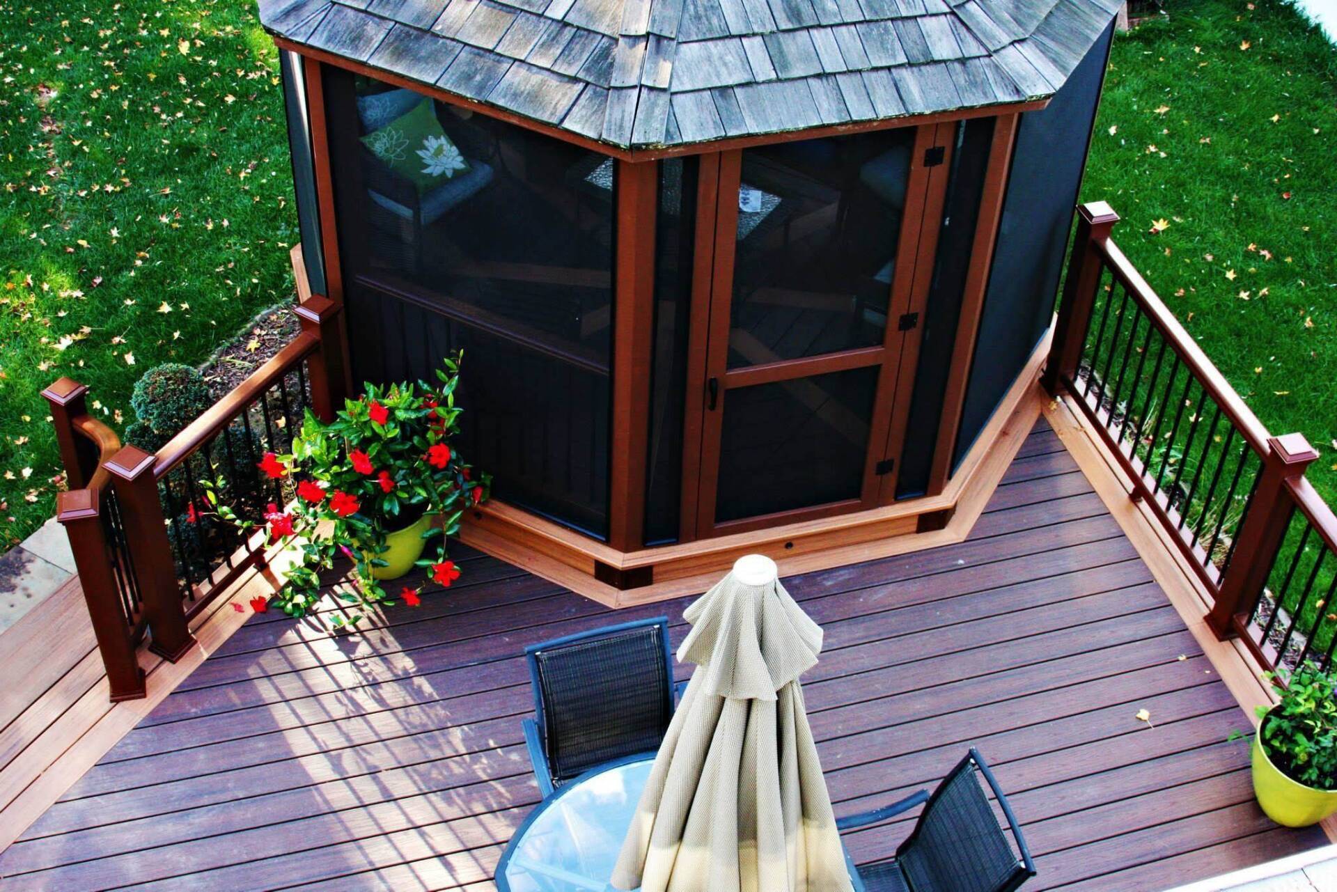 Deck With Screen Porche