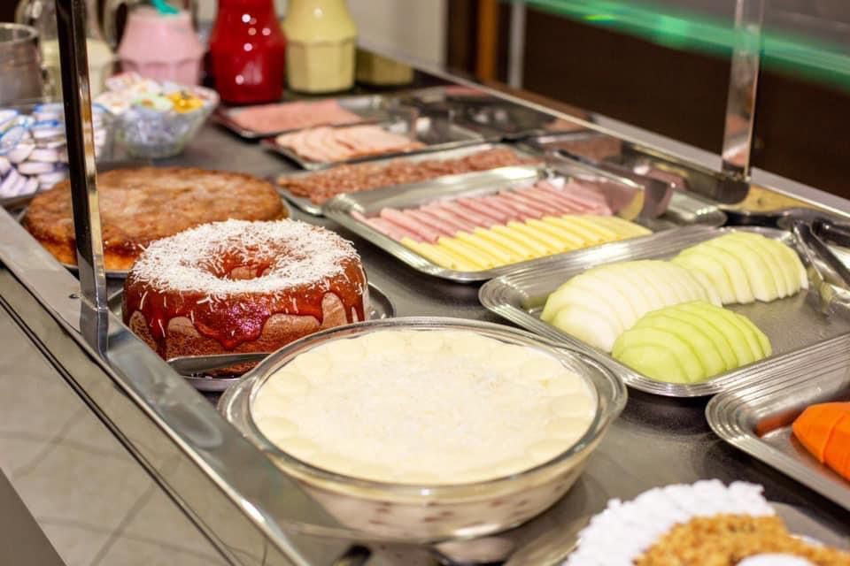Há muitos tipos diferentes de comida no balcão.