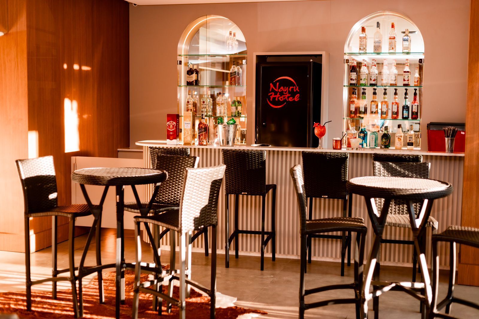 Um bar com mesas e cadeiras na frente
