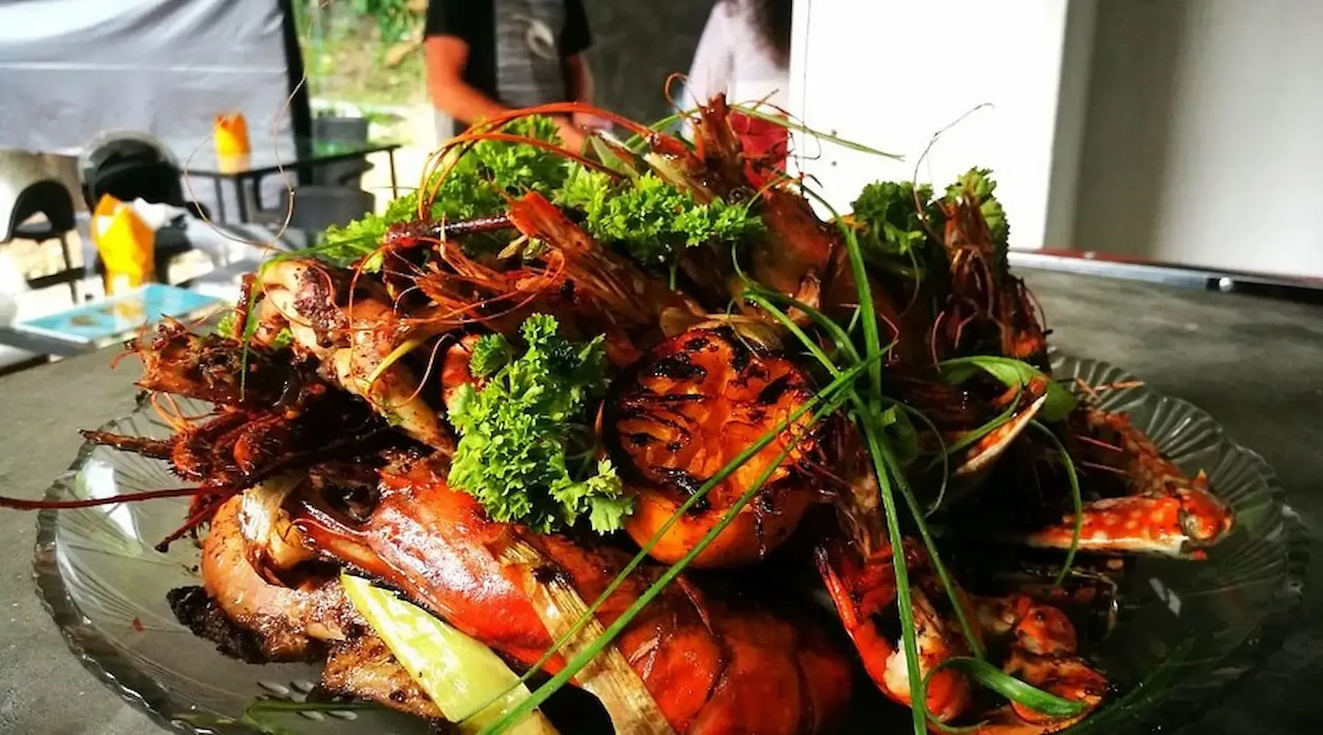 Fresh-seafood-dining-experience-at-Mirissa-Beach-Sri-Lanka