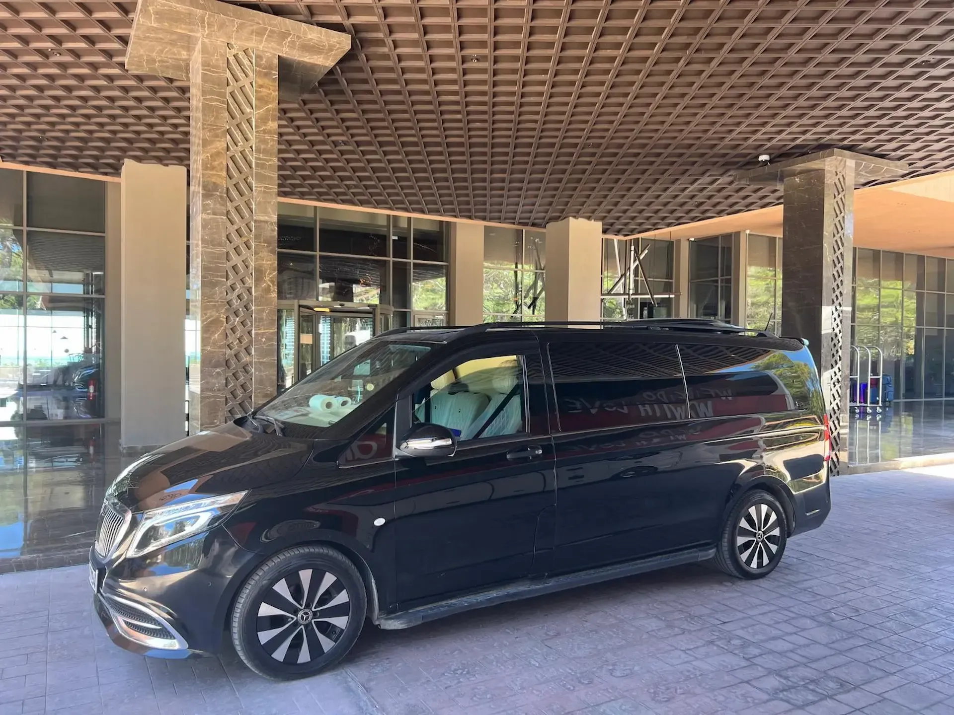 Luxury-Mercedes-Benz-vehicle-for-VIP-private-tours-in-Sri-Lanka