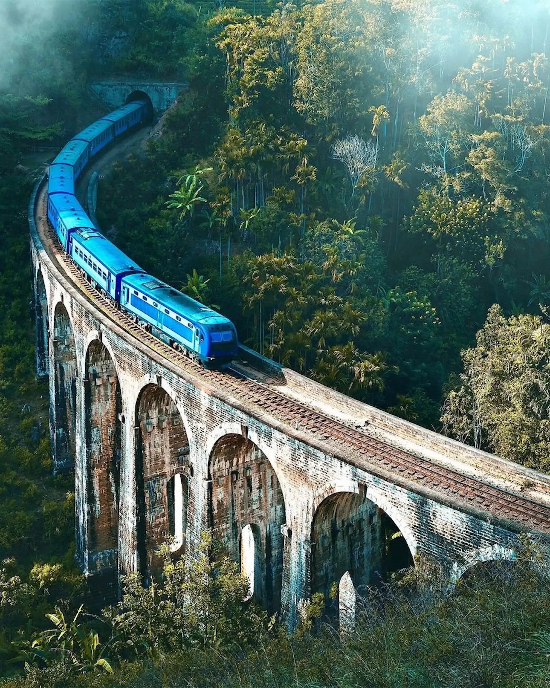 Nine-Arch-Bridge-surrounded-by-green-jungle-in-Ella
