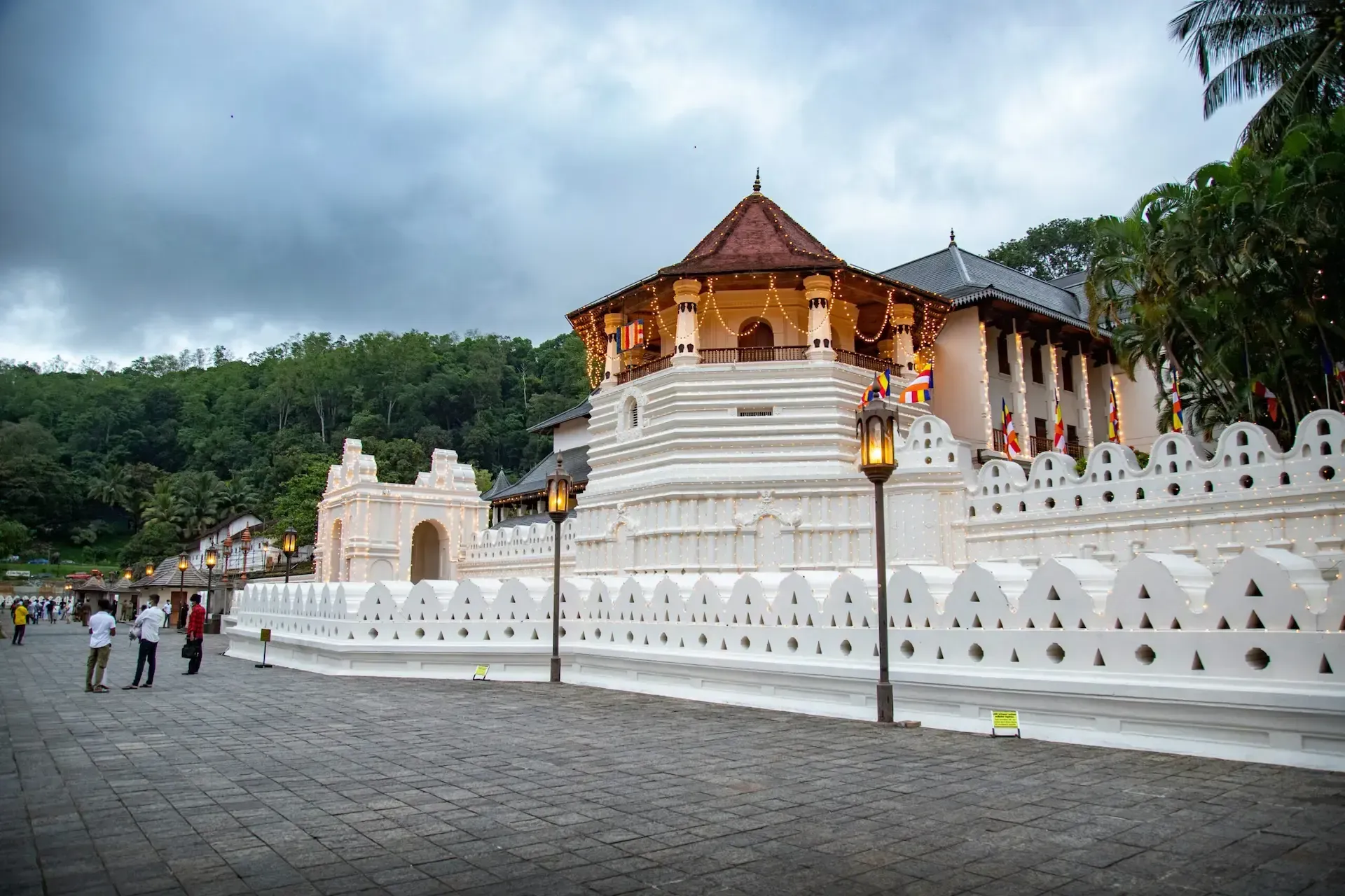 Temple-of-the-Sacred-Tooth-Relic-in-Kandy-Sri-Lanka