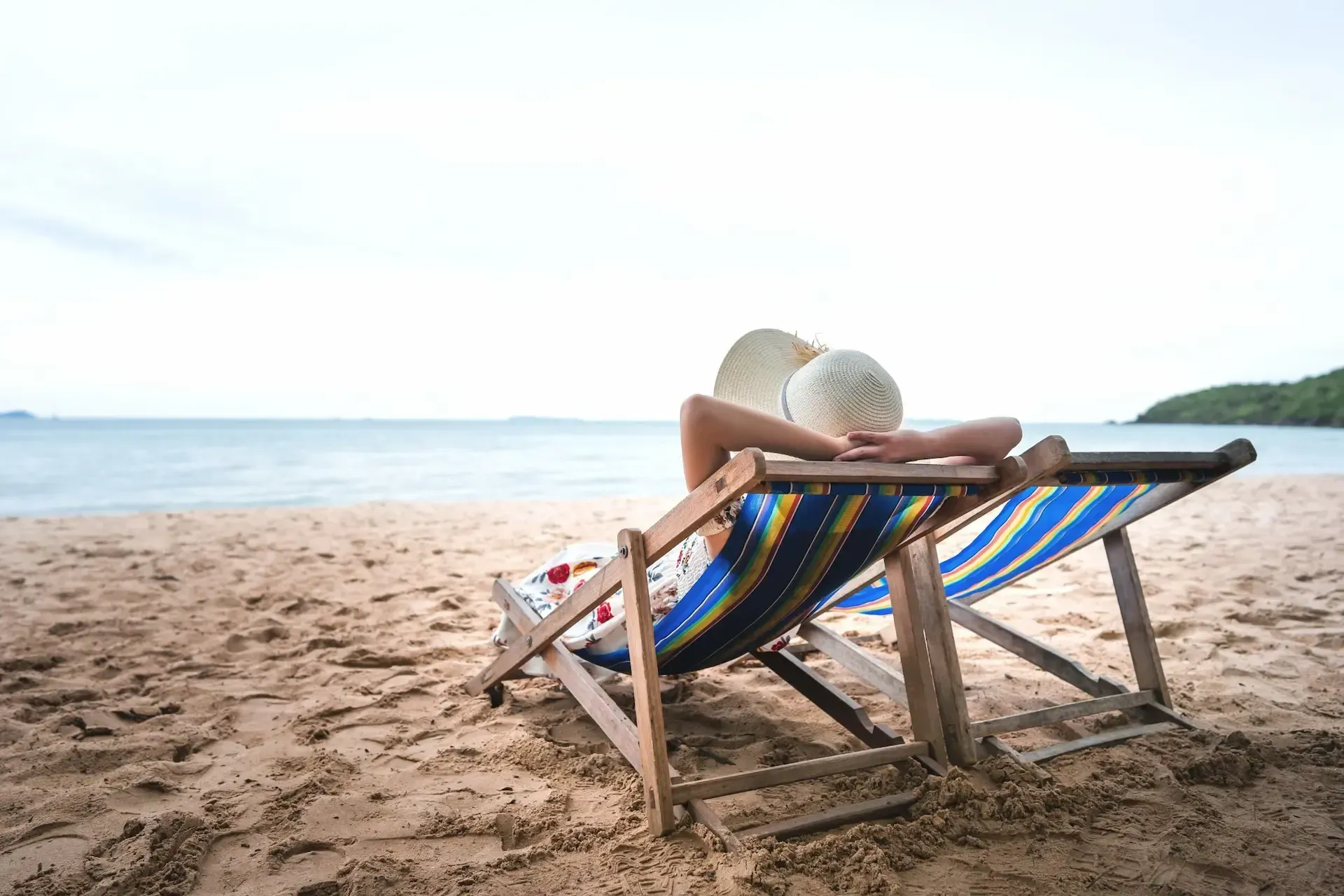 Travelers-relaxing-on-Nilaveli-Beach-Trincomalee-Sri-Lanka