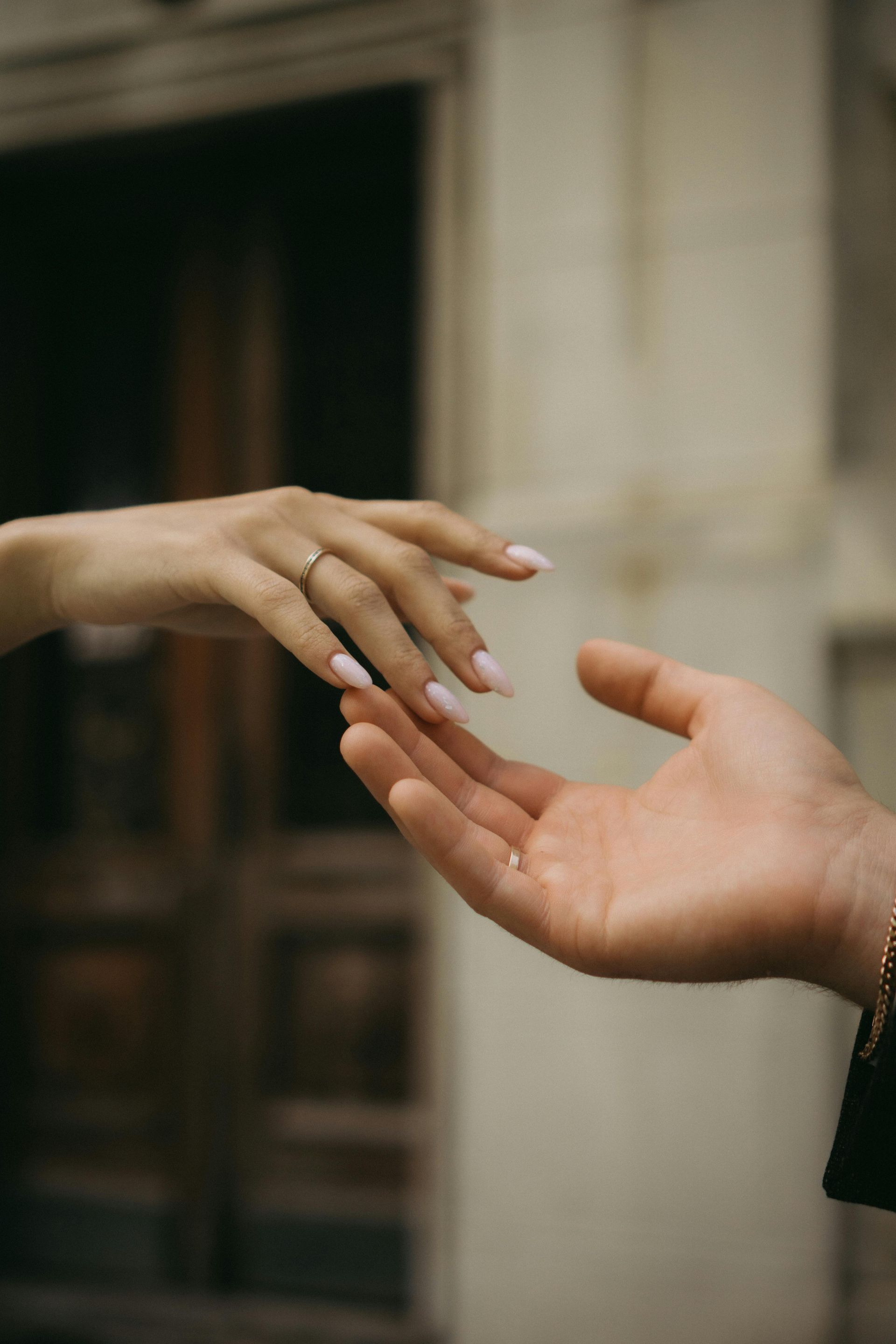 Relatietherapie of APK voor koppels    Relatietherapie    Relaties kunnen prachtig zijn, vooral in het begin… maar soms ook erg ingewikkeld.  Met relatietherapie bij Truus Coaching help ik koppels om weer écht verbinding te voelen.   Ik werk, en ben opgeleid, om oa met Emotionally Focused Therapy (EFT) te werken.  Dit is een bewezen effectieve methode die zich richt op wat jullie écht bindt: emoties en verbinding.  In eenvoudige woorden:   We onderzoeken samen wat jullie van elkaar nodig hebben, hoe je dat op een veilige manier kunt uiten,   en hoe je elkaar weer kunt bereiken in plaats van langs elkaar heen te leven.