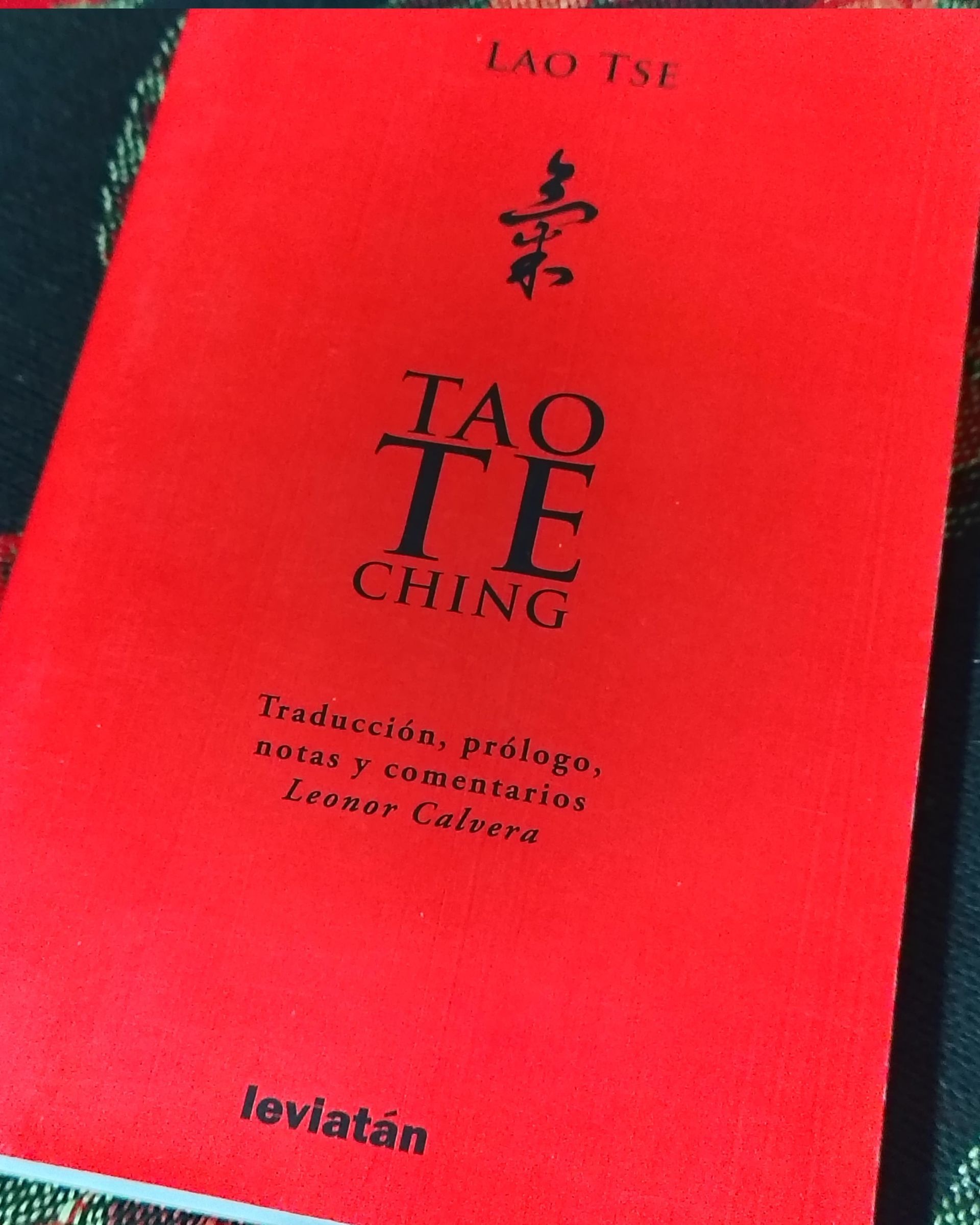 Portada del libro Tao Te Ching de Lao Tse, con una pintura a tinta de un árbol en flor sobre un fondo crema y rojo.