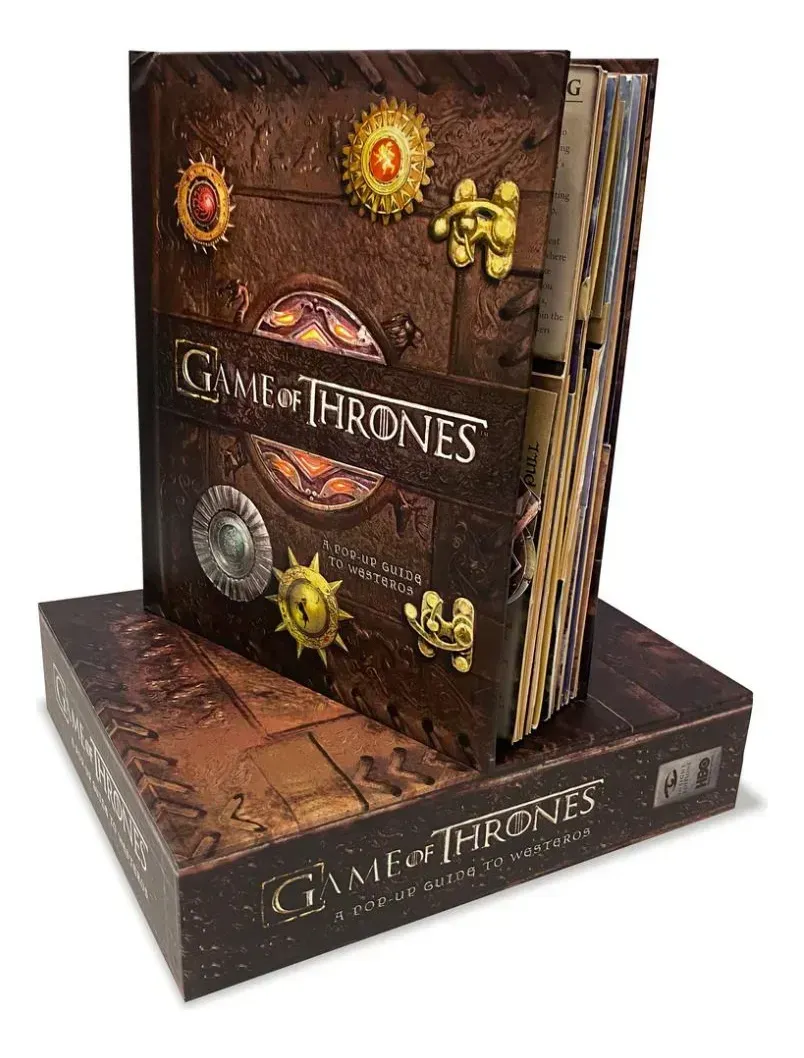 Un conjunto de libros de Juego de Tronos con una cubierta marrón texturizada y detallada, con emblemas dorados y plateados.