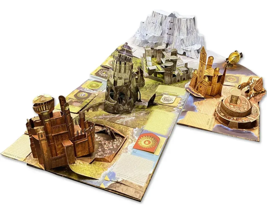 Un conjunto de libros de Juego de Tronos con una cubierta marrón texturizada y detallada, con emblemas dorados y plateados.
