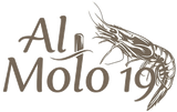 Logo “Al Molo 19” con illustrazione stilizzata di un pesce in marrone su sfondo bianco.