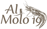 Logo “Al Molo 19” con illustrazione stilizzata di un pesce in marrone su sfondo bianco.