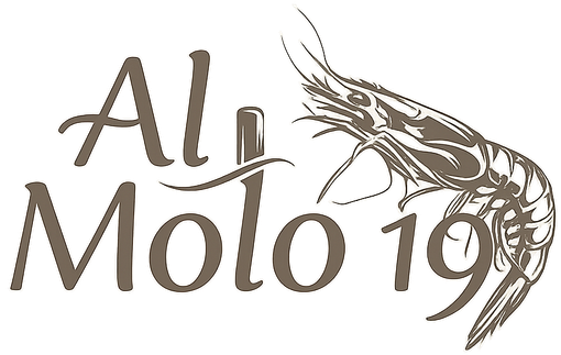 Logo “Al Molo 19” con illustrazione stilizzata di un pesce in marrone su sfondo bianco.