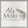 Logo di Ali Molo 19 in caratteri marroni con l'illustrazione di un pesce su sfondo color legno chiaro.