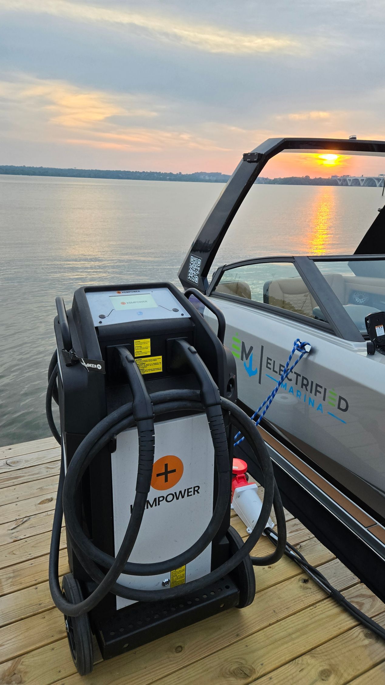 Ingenity23e in water electric trimaran