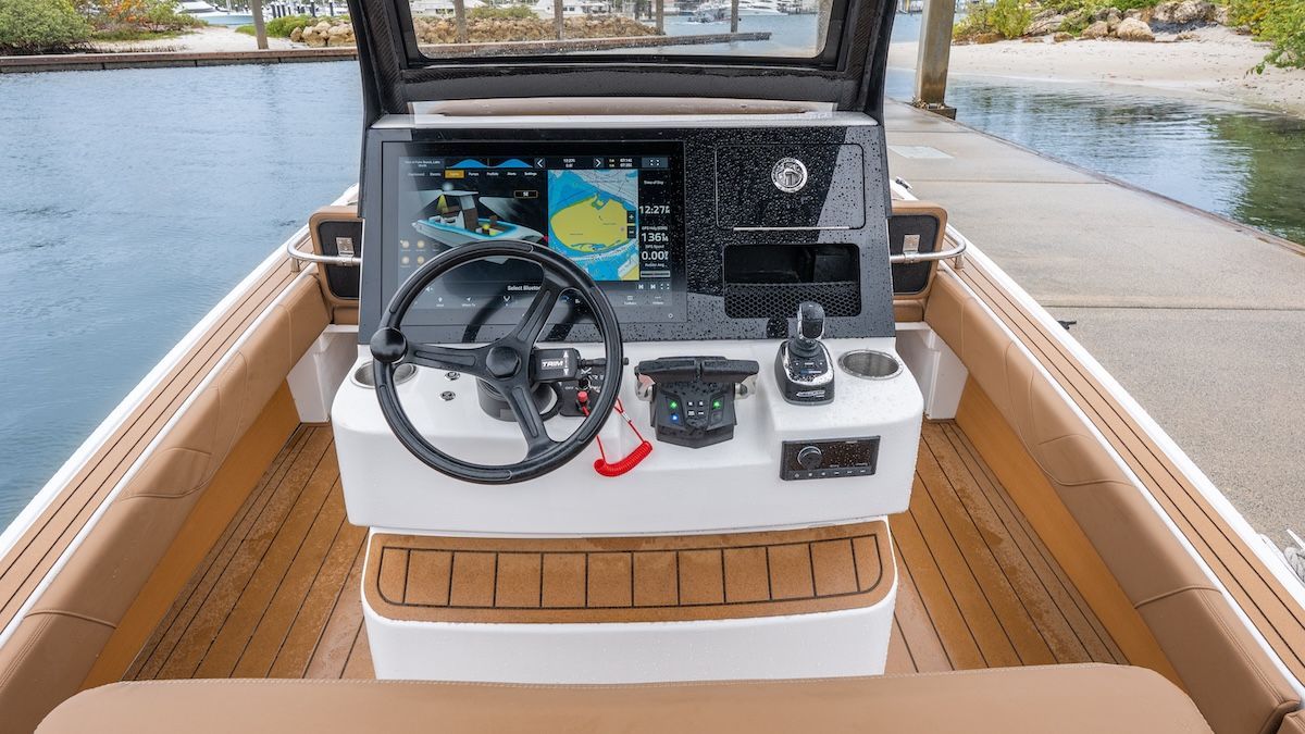 Volare Artemis 23 helm open layout