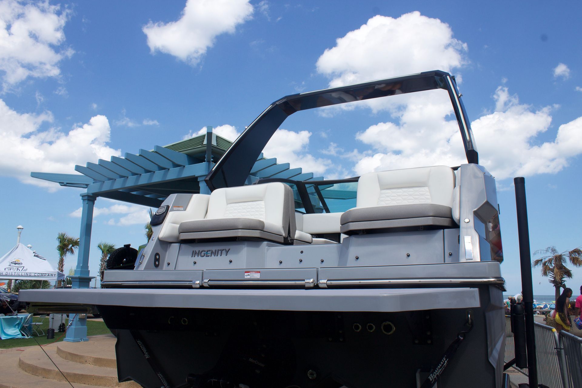 Swim platform and stern of ingenity tritoon boat with white seats 