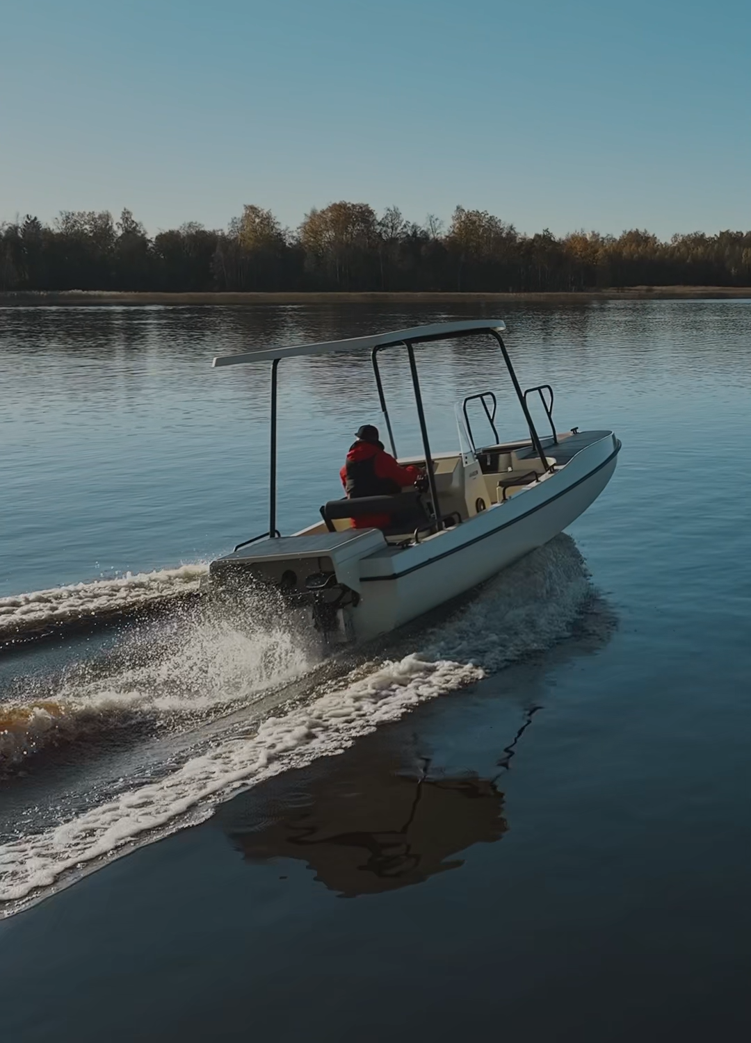 Elvene electric solar boat AMBER