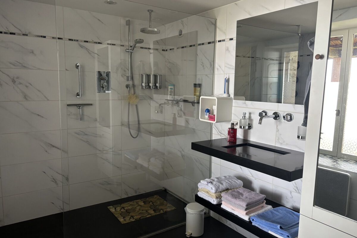 Badkamer woonboerderij te koop Auvergne