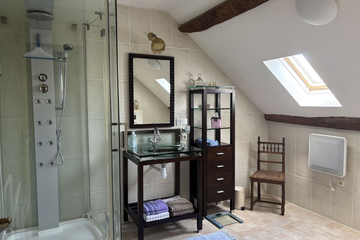 Badkamer woonboerderij te koop Auvergne