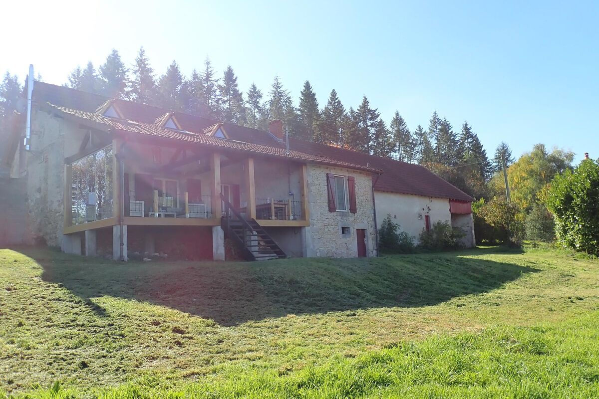 Achterzijde woonboerderij te koop Auvergne