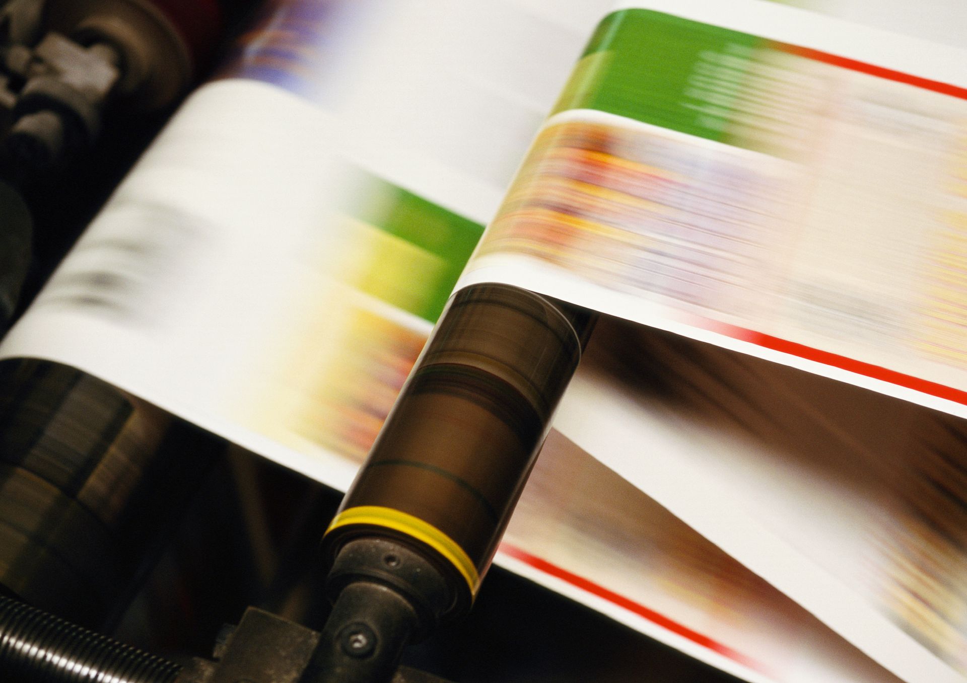 Diversi rotoli di carta vengono stampati su una macchina