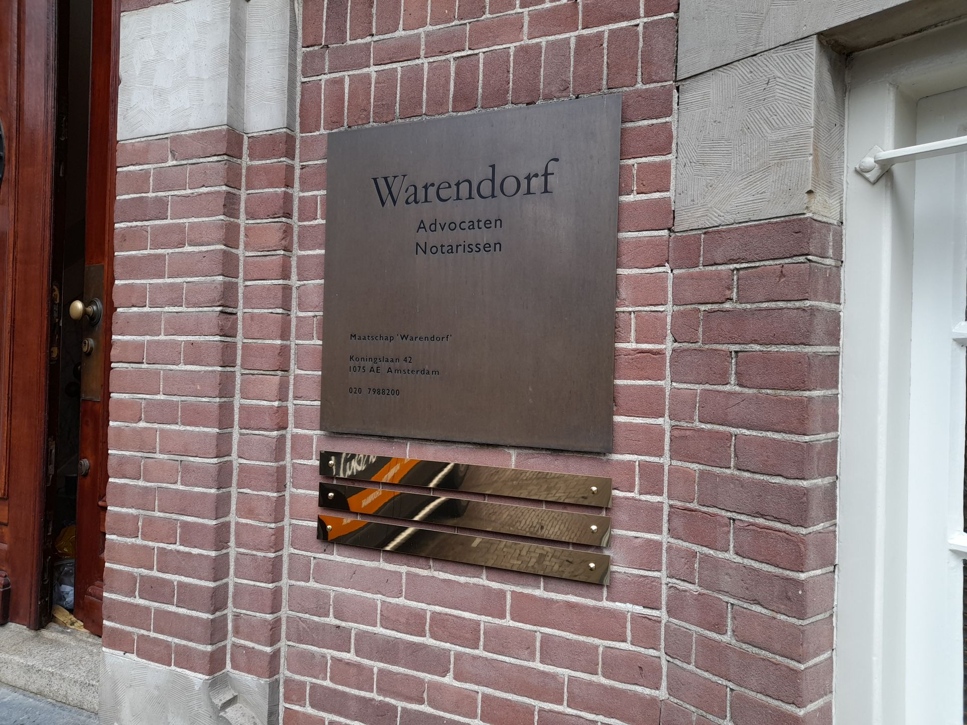 messing bord met logo