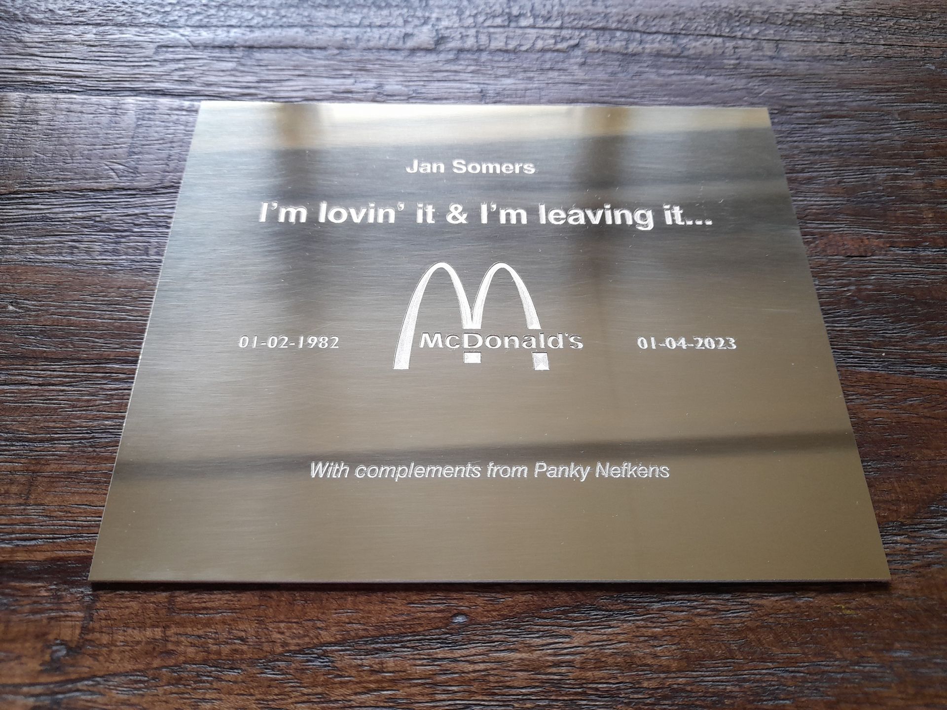 messing bord met logo mcdonalds