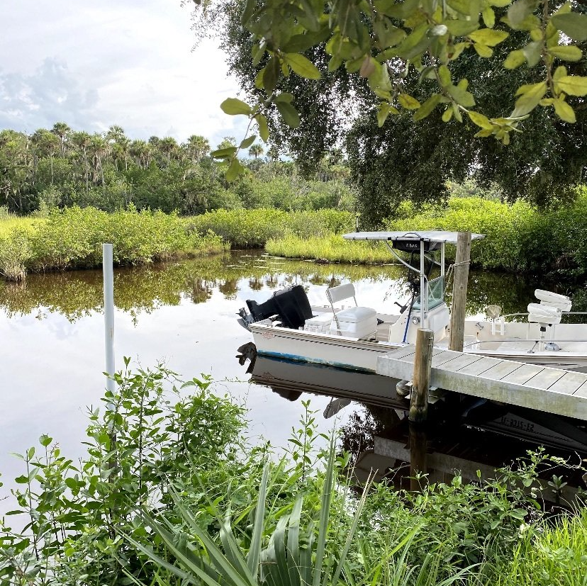 A boat is docked at a dock on a river