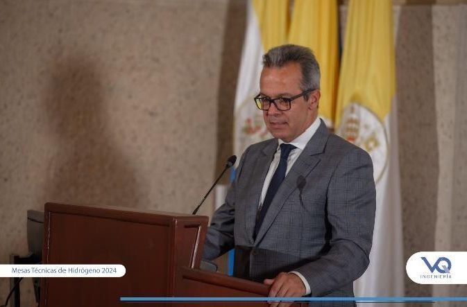 Un hombre con traje y corbata está dando un discurso en un podio.