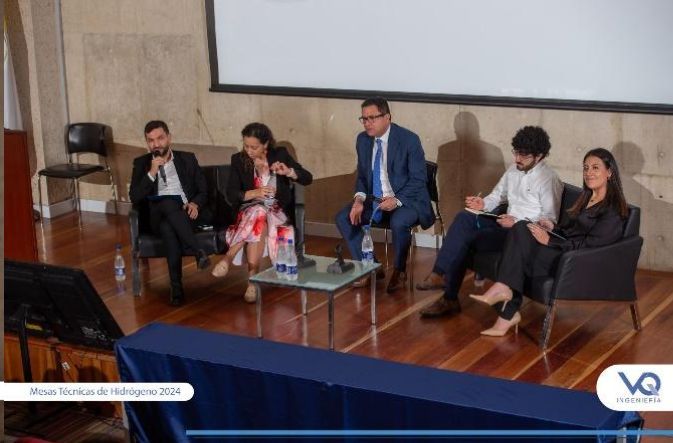 Un grupo de personas están sentadas alrededor de una mesa en una habitación.