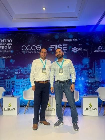 Dos hombres están parados uno al lado del otro en una habitación.