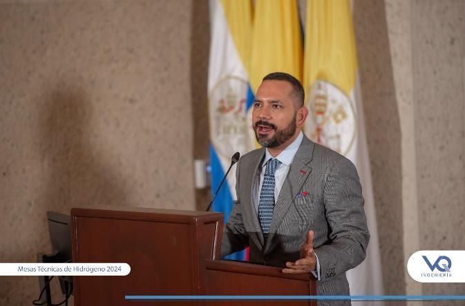 Un hombre con traje y corbata está de pie en un podio dando un discurso.